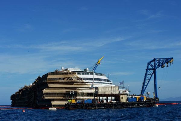 Julgamento será retomado seis dias depois de o navio ser endireitado, numa enorme operação que durou mais de vinte horas