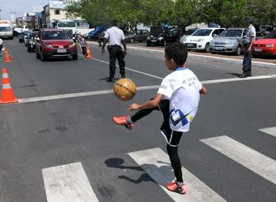 Anderson Rocha pretende ser jogador de futebol e, com embaixadinhas, sensibilizou os motoristas