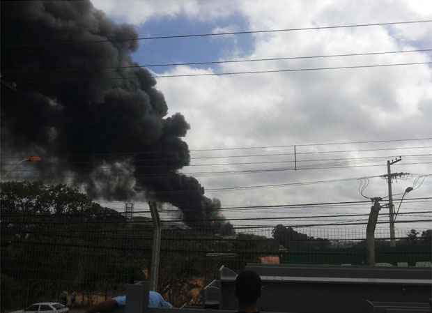 Internauta fotografou nuvem de fumaça no local pouco depois da explosão