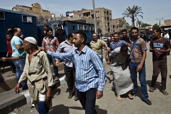 Homens são presos durante uma incursão na aldeia de Kerdassah nos arredores de Cairo