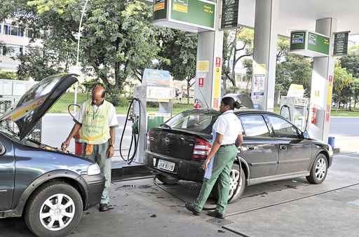 Governo deve anunciar correção nos valores dos combustíveis até meados de outubro. Impacto na inflação será de 0,2 ponto percentual