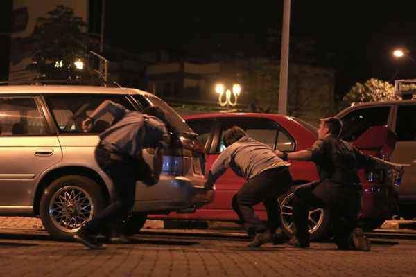 Pessoas se escondem após atentado em shopping em Nairóbi; Homens armados mantém reféns no local