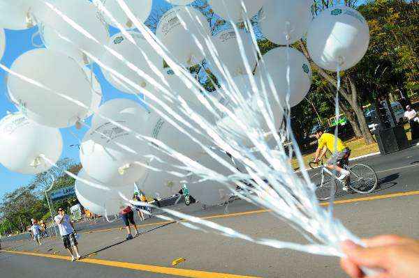 Ciclistas tomam o Eixão Norte pelo Dia Mundial sem Carro