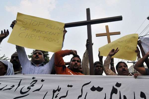 Cristãos paquistaneses protestam após atentado contra igreja em Peshawar