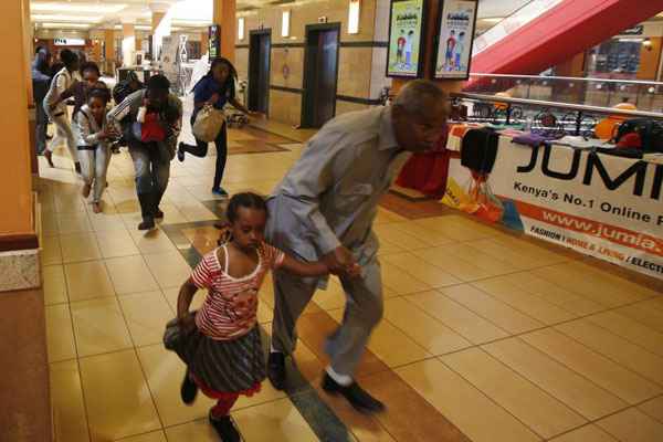 Pessoas correm dentro de shopping onde ocorreu atentado