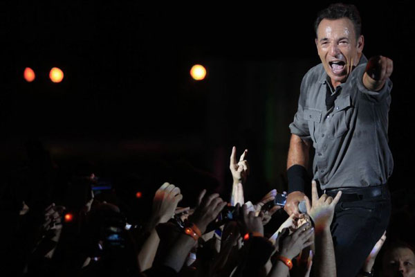 Bruce Springsteen surpreende público do Rock in Rio com show antológico