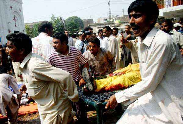 Duplo atentado suicida em frente a uma igreja na saída da missa em Peshawar é um dos ataques mais sangrentos contra cristãos no Paquistão