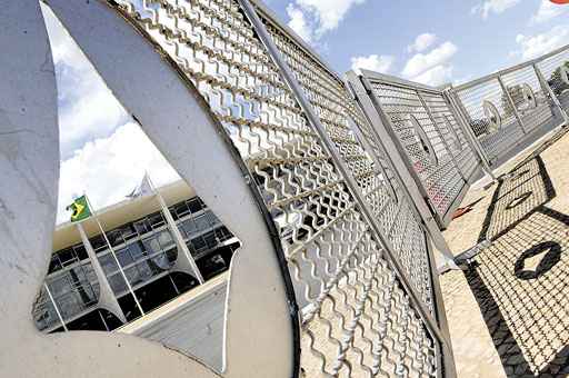 Palácio do Planalto: cercas que protegem o Executivo foram estilizadas com o símbolo do Palácio da Alvorada