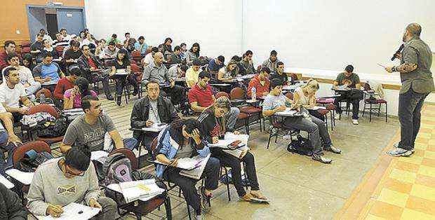 Estudantes abrem mão do lazer para reforçar o conhecimento nos cursos preparatórios de fim de semana