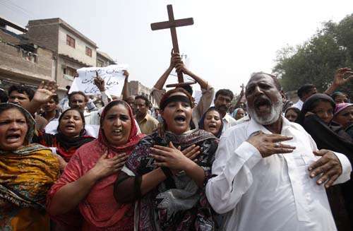 Cristãos paquistaneses fazem protesto para condenar ataque suicida de domingo (22/9) em uma igreja de Peshawar