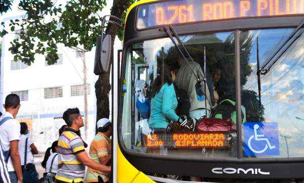 Transporte público. Passageiros embarcam em ônibus no Paranoá.