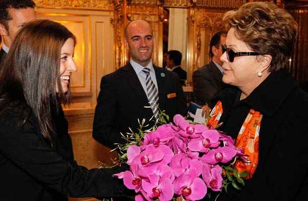 Presidente Dilma Rousseff recebe cumprimentos na chegada a Nova Iorque