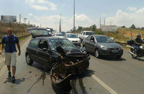 Frente do carro após colidir com a traseira do caminhão