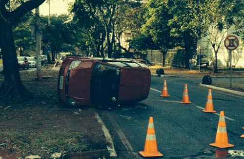 Carro capota após colisão na 903 Sul