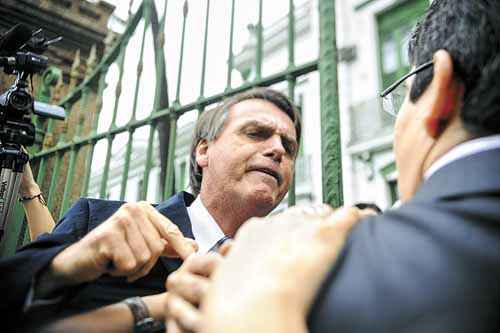 Bolsonaro e Randolfe (de costas): Senado estuda medida contra deputado