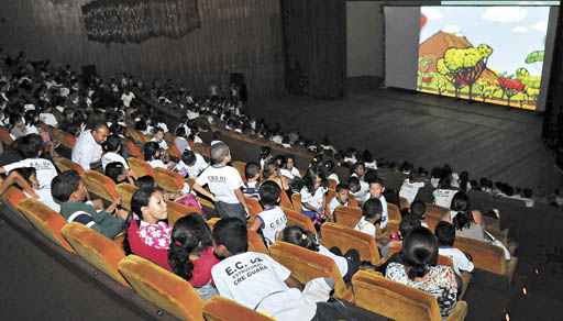 Centenas de alunos de Brazlândia e da Estrutural tiveram a experiência inédita de assistir a duas horas de exibição do Festivalzinho na Sala Martins Pena. Muitos estudantes de até 10 anos nunca tinham visto um filme na vida