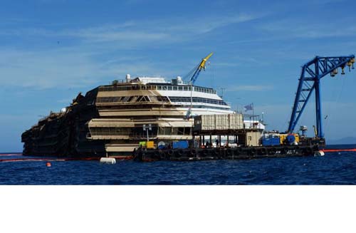 Vista da Guarda Costeira em 18 de setembro de 2013, do navio Costa Concordia na Itália depois de sair da água, perto do porto de Giglio Porto