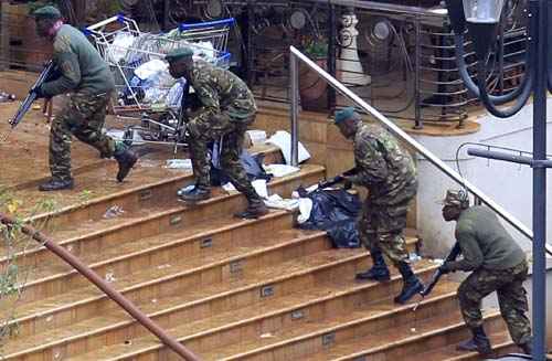 Soldados quenianos das forças de defesa tomam posição no centro comercial Westgate, no quarto dia desde que militantes invadiram o shopping, em Nairobi