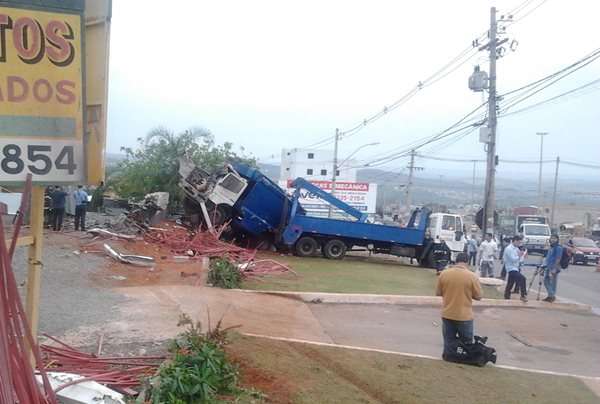 Segundo os bombeiros, o caminhão perdeu o controle na entrada da cidade, entrou na contramão, atingiu a lateral de um carro, atingiu um comércio, derrubou uma cerca e capotou