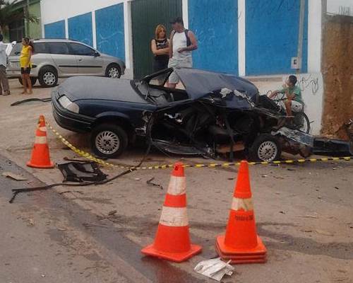 Carro atingido após motorista do caminhão perder o controle do veículo