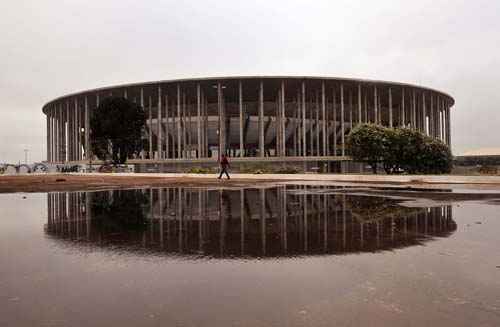 Brasilienses se deparam com céu nublado e calçadas molhadas por conta da chuva de terça-feira