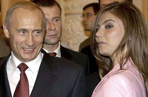 Imagem de arquivo mostra o presidente russo, Vladimir Putin, ao lado dA ginasta russa Alina Kabayeva durante uma reunião com a equipe olímpica russa no Kremlin