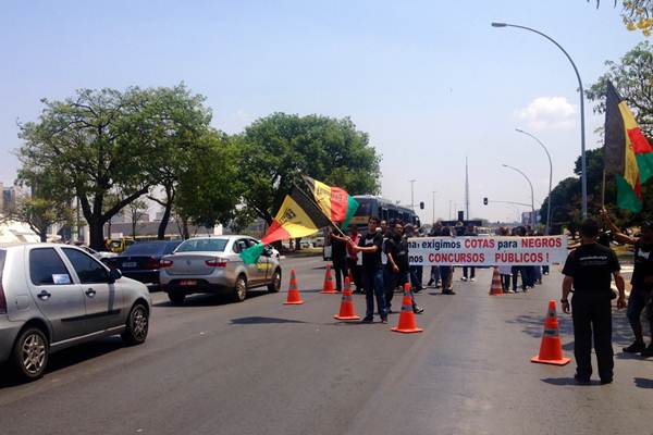 Duas faixas da Esplanada dos Ministérios foram bloqueadas por manifestantes