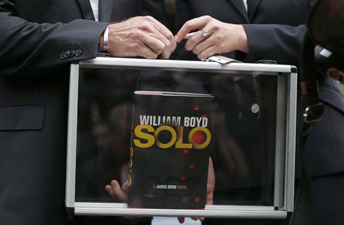 Um dos primeiros exemplares do novo livro de James Bond 'Solo', de William Boyd