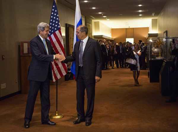 Secretário de Estado John Kerry aperta a mão do chanceler russo, Sergey Lavrov, durante a Assembléia Geral das Nações Unidas na sede da ONU, em Nova York