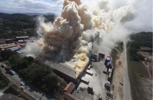 Fumaça tóxica sai de armazém, em São Francisco do Sul