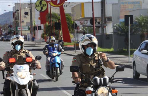 Policiais usam máscaras para evitar contaminação