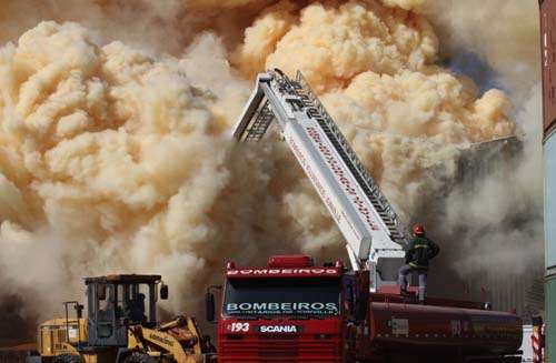 Bombeiros contém fumaça tóxica em armazém de fertilizantes na cidade de São Francisco do Sul, no Norte de Santa Catarina