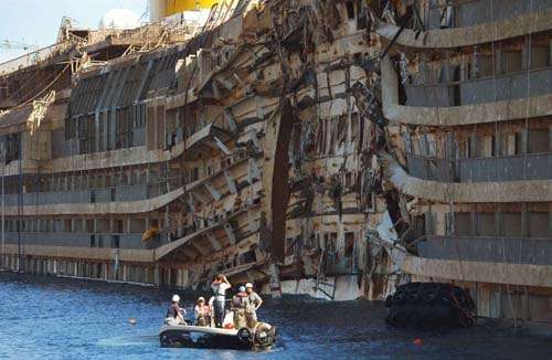 Integrantes de salvamento dos EUA e empresa italiana inspecionam o navio Costa Concordia na Itália, após a saída dele da água