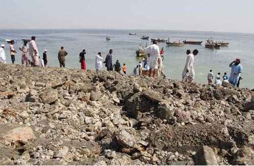 Sobreviventes chegam de barco em uma ilha que se ergueu do mar após um terremoto, ao largo das costas do Paquistão Gwadar, no Mar Arábico