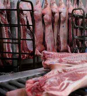 Carne suína é exposta em frigorífico: restrições serão temporárias