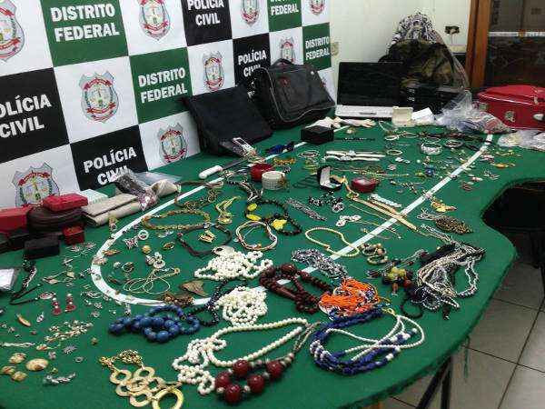 Polícia recupera parte dos objetos furtados por ladrão nas casas