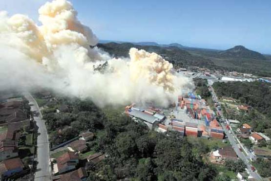 Por causa da direção do vento, há chances de a fumaça chegar ao Sudeste do país hoje. Entretanto, não há informações sobre o nível de toxicidade