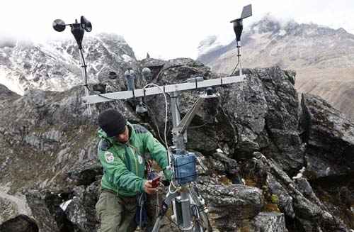 Guia de montanha verifica instrumentos meteorológicos utilizados para medir o clima na frente de Huascarán, montanha mais alta do Peru