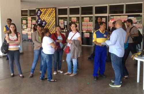 Funcionário em greve fazem protesto em frente a sede dos Correios no Setor Bancário Norte