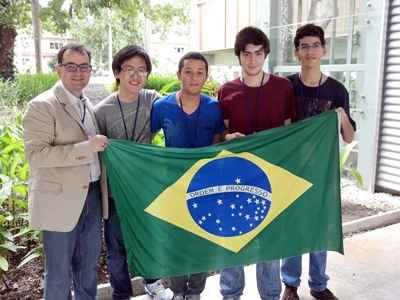 Os estudantes aguardam a noite de premiação para receberem as medalhas