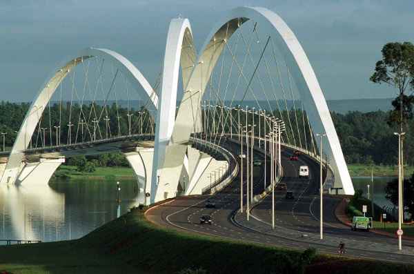 Veículos trafegam tranquilamente pela Ponte JK