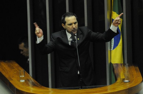 Deputado federal Natan Donadon discursa em sua defesa, durante sessão de votação para decidir a cassação do seu mandato, na Câmara dos Deputados