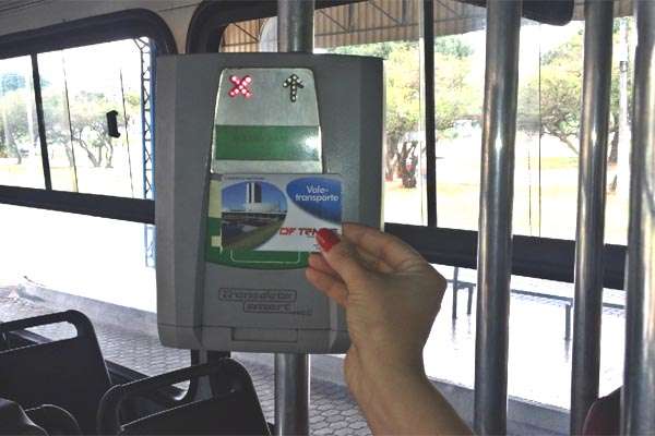 Motoristas evitam parar nos pontos de ônibus e deixam os passageiros sem transporte