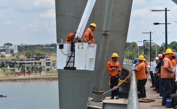 A ação começou por volta de 8h e seguiu até as 16h. Dois engenheiros ficaram suspensos para colher dados, fotografar e filmar as peças