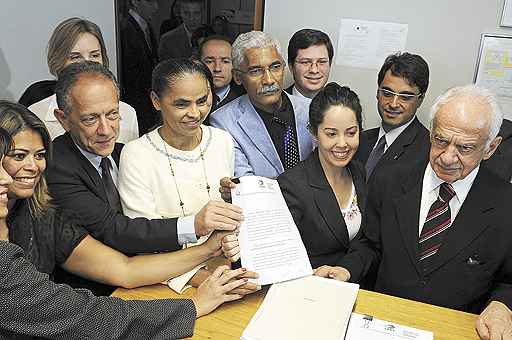 Marina Silva e aliados protocolam criação da Rede no TSE: pedido será analisado pelos ministros na terça-feira