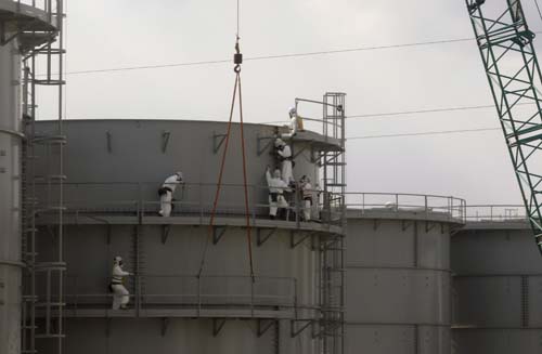 Imagem de arquivo mostra trabalhadores nos tanques de água da Tokyo Electric Power