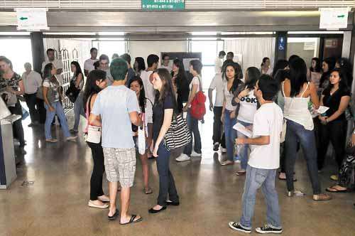 Alunos preparam-se a fim de fazer as provas do Enem, na edição do ano passado: estudante têm, em média, três minutos para cada questão