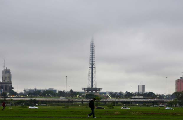 A Torre de TV amanheceu encoberta pela neblina. O céu do DF deve ficar nublado