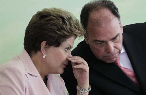 Presidente do Brasil Dilma Rousseff fala com o Fernando Bezerra, ministro da Integração Nacional, durante a cerimônia do Programa Mais Irrigação, no Palácio do Planalto