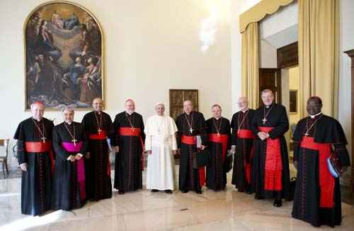 Papa Francisco se reúne com cardeais no Vaticano